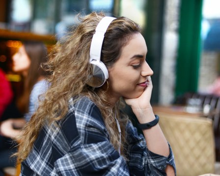 woman-wearing-headphones